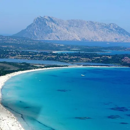 With One Bedroom In Provincia Di Olbia Tempio With Wonderful Sea View Shared Pool And Balcony 2 Km From The Beach Apartamento